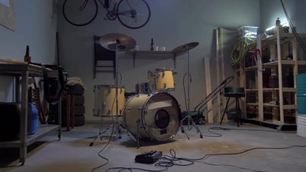 Garage med trumma där musiker repeterar — Stockvideo