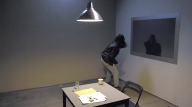 Kızgın bir tutuklu duvara tosladı.