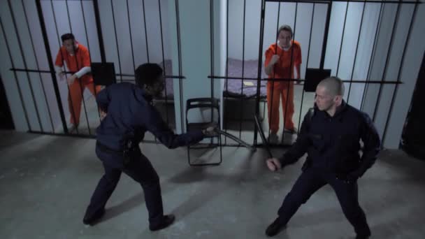 Два тюремщика дерутся дубинками. — стоковое видео