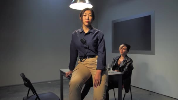 Asian policewoman in interrogation room — Stock Video