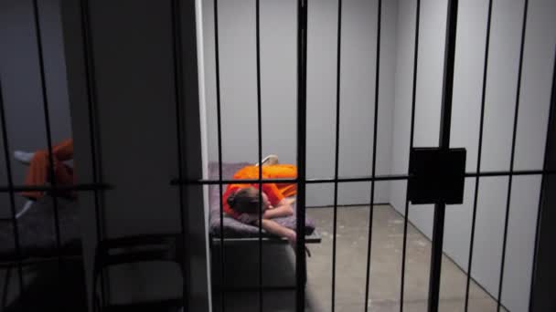 囚犯睡在牢房里 — 图库视频影像