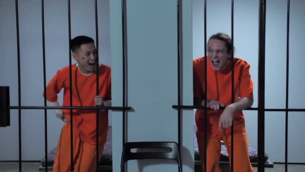 Заключенные сходят с ума. — стоковое видео