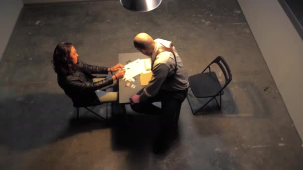 Curly guy en interrogatoire a admis sa culpabilité — Video