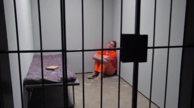 Suçlu yerde, hücrede oturuyor.