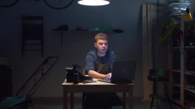 Zanaatkar garajında dizüstü bilgisayarla çalışıyor. Karantina