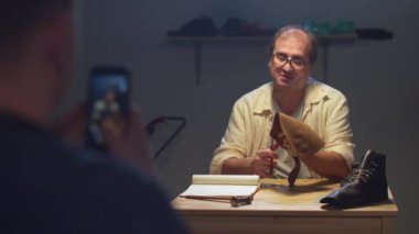  Zanaatkar ve öğrenci özel ders videosu çeker. Evde kal.