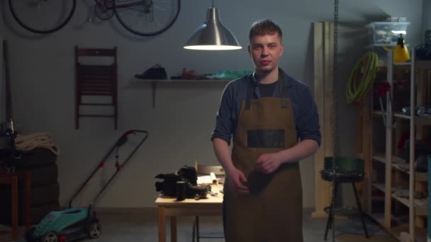 Ambacht in de werkplaats. Hobby 's en werk — Stockvideo