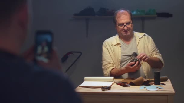 Een schoenmaker neerschieten. Mobiele video — Stockvideo