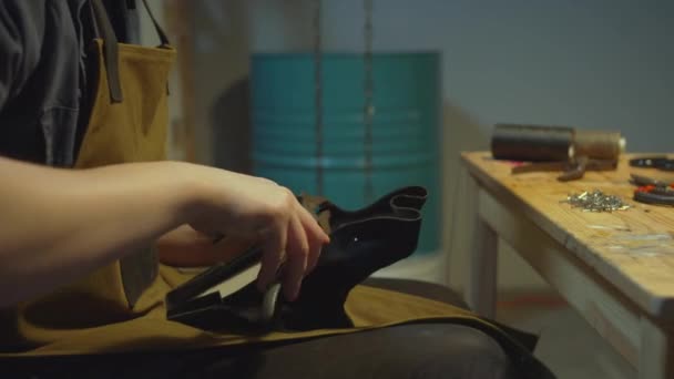 Shoemaker traite la peau. Travailler avec des pinces — Video