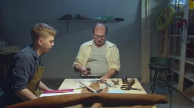 Deneyimli bir ayakkabıcı öğrencisinden alet getirmesini ister