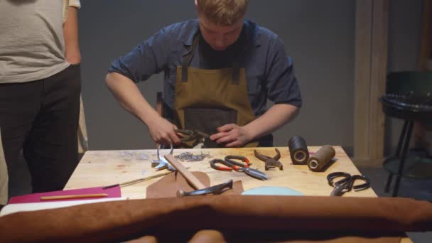 Shoemaker přenáší znalosti na mladého pracovníka — Stock video