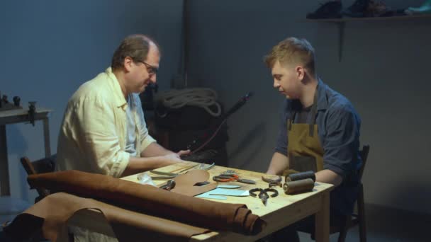 Mentor and apprentice. Shoemakers tools — Stock Video