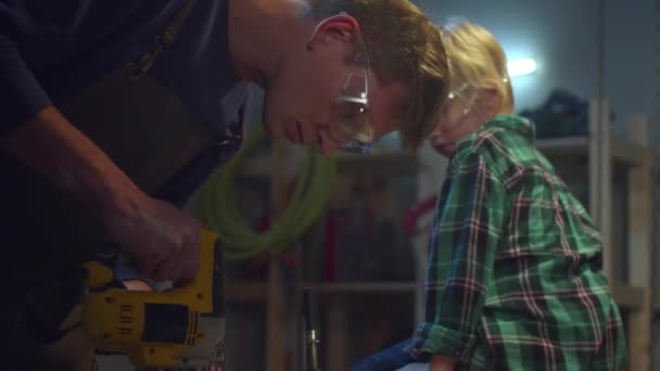 Papa et garçon travaillent dans le garage pendant l'isolement — Video