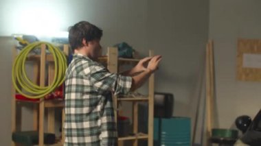 Bir adam arabanın içini ve içini fotoğraflıyor. Araba satışı