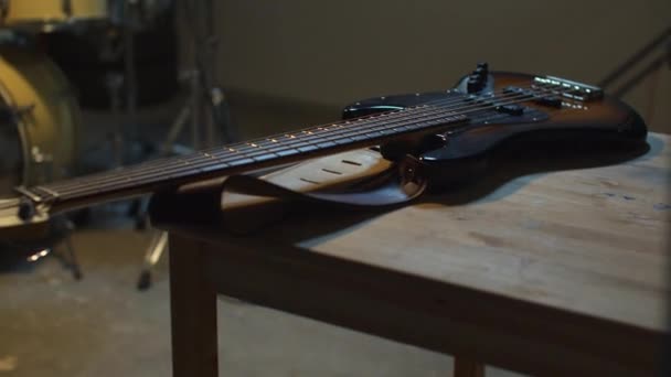 La guitare repose sur la table. Glissement — Video