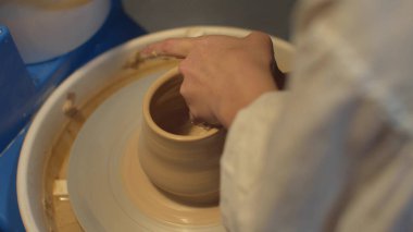 Çömlekçilik. Kız el yapımı vazo yapıyor.