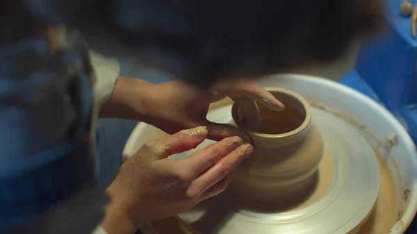 Hobbies for isolation time. The girl became a potter — Stock Photo, Image