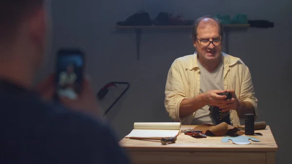 Bir ayakkabıcının işini çekmek. Mobil video