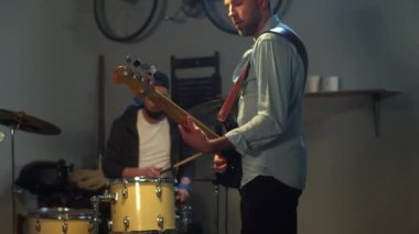 Genç müzik grubu performanslarını kameraya kaydediyor. İzolasyonda performans