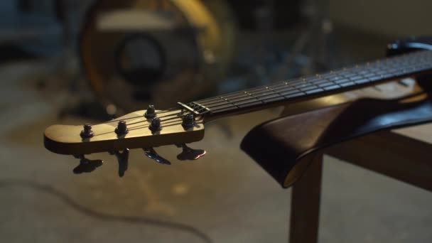 开始排练吉他手把他的乐器从桌子上拿开 — 图库视频影像