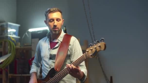 Cool band leader at a rehearsal in a garage — Stock Video