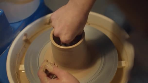 Artesanato em cerâmica. Menina faz um vaso artesanal — Vídeo de Stock