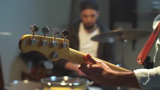 Kytarista dovedně vybírá akordy na kytaru — Stock video