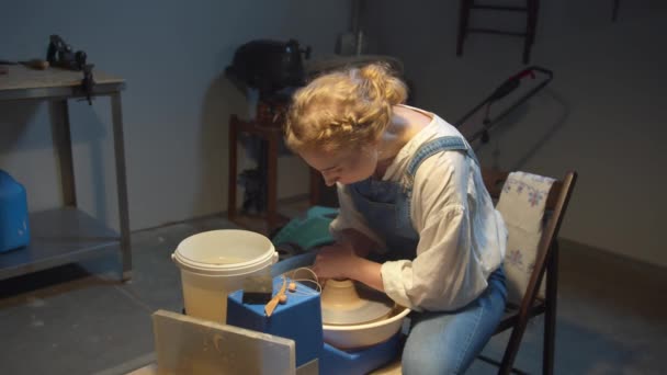 女人在孤立无援的时候变成了一个陶工 — 图库视频影像