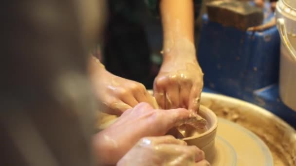 Maceta de arcilla hecha a mano. Trabajo a mano — Vídeos de Stock