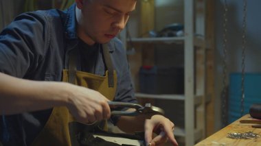 Genç ayakkabıcı el yapımı bir bot yapıyor.