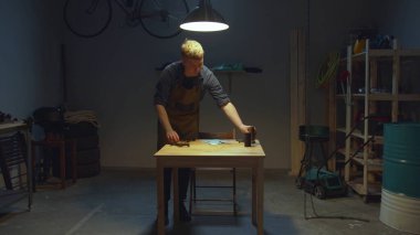 Efendi içgüdüleri masaya yatırır. Evde kal.