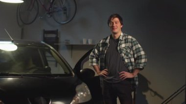 Atölyesinde oto tamircisi. Kamera üzerinde çalış.