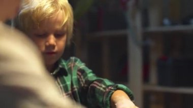 Çocuk çömlekçilik okuyor. Yeni hobi