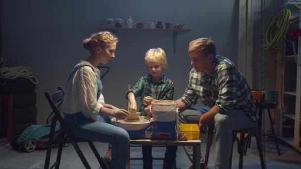 家族全員のための陶器のレッスン — ストック動画