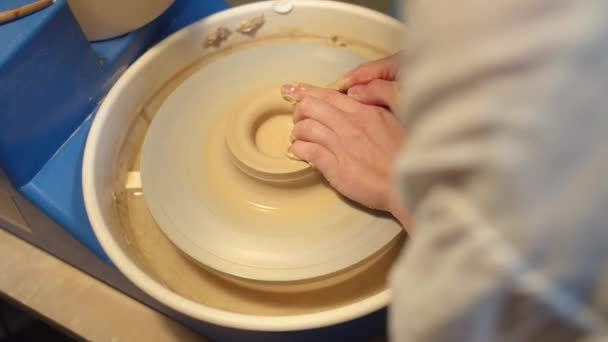 Potter at work. Clay and ceramics — Stock Video