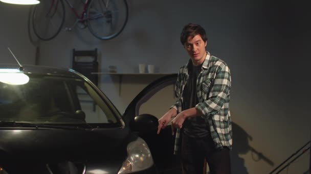 自動車愛好家は、インターネットのレビューで車をエクストラ — ストック動画