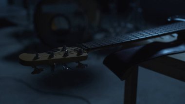 Provaya başlayın. Gitarist enstrümanını masadan alıyor.