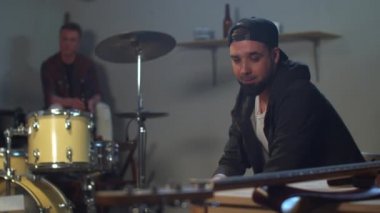 Müzisyen telefonla bir konser düzenler.