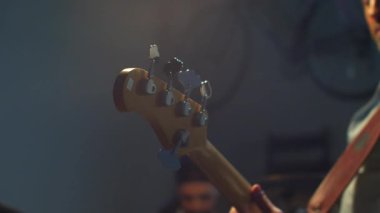 Genç gitaristler enstrümanlarını akort ederler. Kapat.