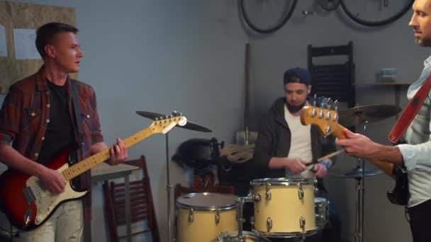 Des musiciens se sont rassemblés dans le garage pour une répétition. coulissant — Video