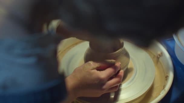 Hobbies for isolation time. The girl became a potter — Stock Video