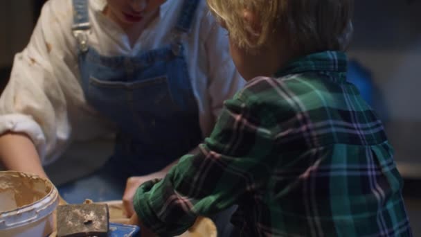Mamá e hijo se divierten mientras esculpen — Vídeos de Stock