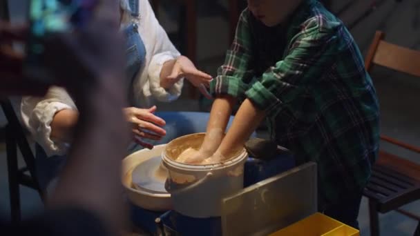 Мама и сын моют руки после урока гончарного дела — стоковое видео