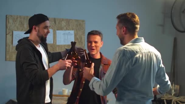 Freunde trinken Bier in der Garage. Mittlerer Schuss — Stockvideo