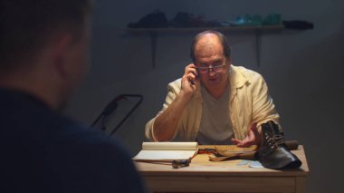 Danışman telefonda sinir bozucu bir şekilde konuşuyor.