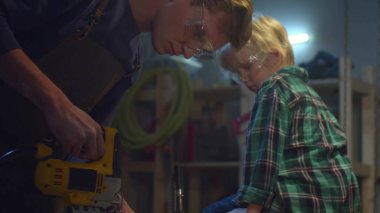 Baba ve çocuk izolasyon sırasında garajda çalışıyorlar.