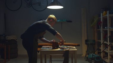 Bir zanaatkar bir parça deri keser.