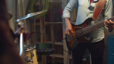 Garajdaki provada havalı bir grup lideri.