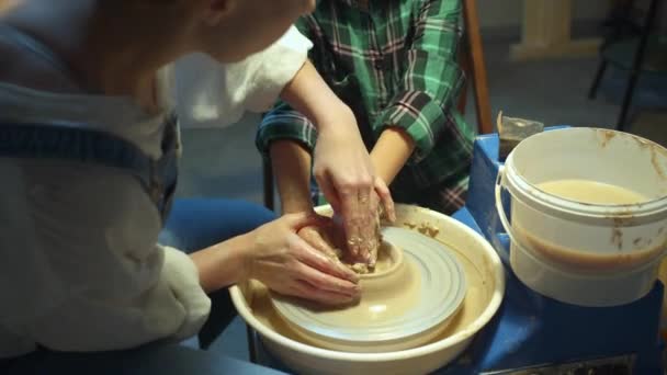 Mamá enseña cerámica a su hijo. Nuevos hobbies en cuarentena — Vídeos de Stock