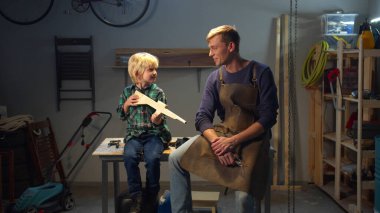 Adam oğluyla garajda vakit geçiriyor.